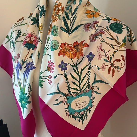 GUCCI SILK SCARF 34”x34” - Picture 11 of 11